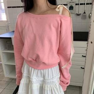 여자 20대 키치무드 어깨리본 크롭 맨투맨