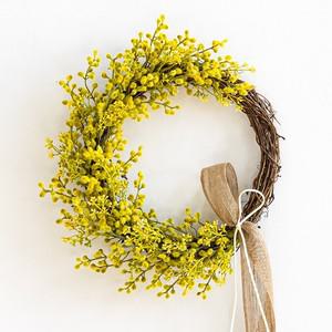 미모사 조화 꽃 리스 벽장식 복을부르는 28x28cm 인테리어 벽걸이 현관 문 꾸미기 소품