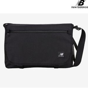 뉴발란스 NBGCDSS204-BK 심플 스퀘어 메신져 크로스백 슬링백 힙색