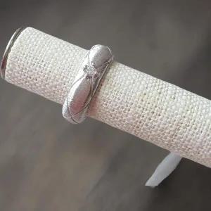 여성용 실버 큐빅 반지 - 무광 퀀팅 디자인 데이트룩