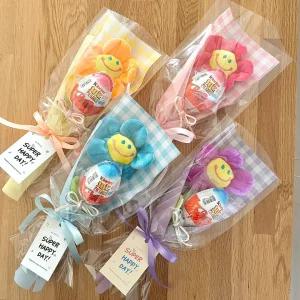 체크 킨더조이 미니 꽃다발 인형 꽃 한송이 유치원 어린이집 학예회 발표회 졸업식 재롱잔치 졸업 입학 콩쿨