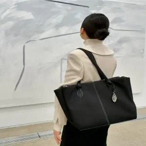 질스튜어트 핸드백 (JABA5E801BK) [워크백] 블랙 키장식 나일론 숄더백 L (16인치노트북수납) JABA5E801