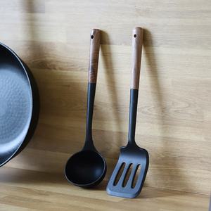 오슬로 느와르 블랙 실리콘 우드핸들 조리도구 2종세트 (국자, 뒤집게)