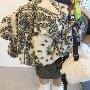 뮤지엄 에스닉 페이즐리 패턴 포켓 누빔안감 브이넥 노카라 양털 뽀글이 오버핏 겨울점퍼 (2color)