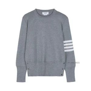 [롯데백화점]톰브라운 FW25 남성 울 4바 풀오버 니트 MKA189A 00014 055