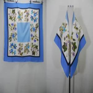 GUCCI 구찌 화이트블루배색 플라워문양 사각 실크스카프