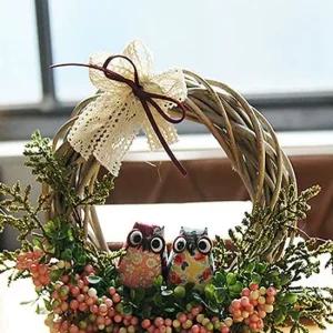 나뭇가지에 앉아있는 귀여운 슬림부엉이 리스