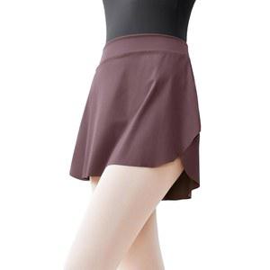 데이댄스 걸스 여성들이 발레 스커트를 입고 춤을 추기 위해 탄력 있는 미니 당깁니다