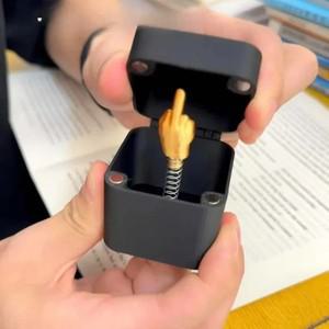 박스에서 나오는 팝업 중지 선물 상자, 창의적인 책상/홈데코 모양의 참신한 크리스마스 재미있는 장난감