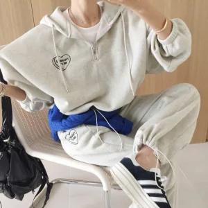 큐하트 레터링 자수 스트링 반집업 후드 루즈핏 맨투맨 밴딩 핀턱 투웨이 팬츠 기모 트레이닝세트 (3color)