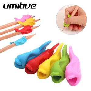 Umitive 10pcs 실리콘 물고기 지주 펜 환경 보호 어린이 학생 연필 보조 그립 세트 자세 교정 도구