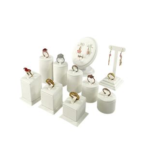 흰색 PU 가죽 시리즈 쥬얼리 디스플레이 소품, 반지 귀걸이 목걸이 디스플레이 랙, 쥬얼리 상점 창 카운터 전시 스탠드