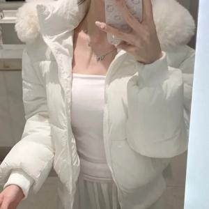 여성용 시크한 겨울 코튼 재킷 두꺼운 후드 지퍼 클로저 퍼 칼라 스플라이싱 허리 조절 가능 짧은 상의