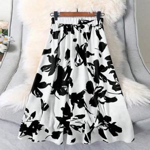 2025년 핫 추천! 블랙 - 앤 - 화이트 잉크 - 워시 플로럴 프린트 맥시 스커트. 신축성 있는 허리 디자인으로 편안함과 F 제공