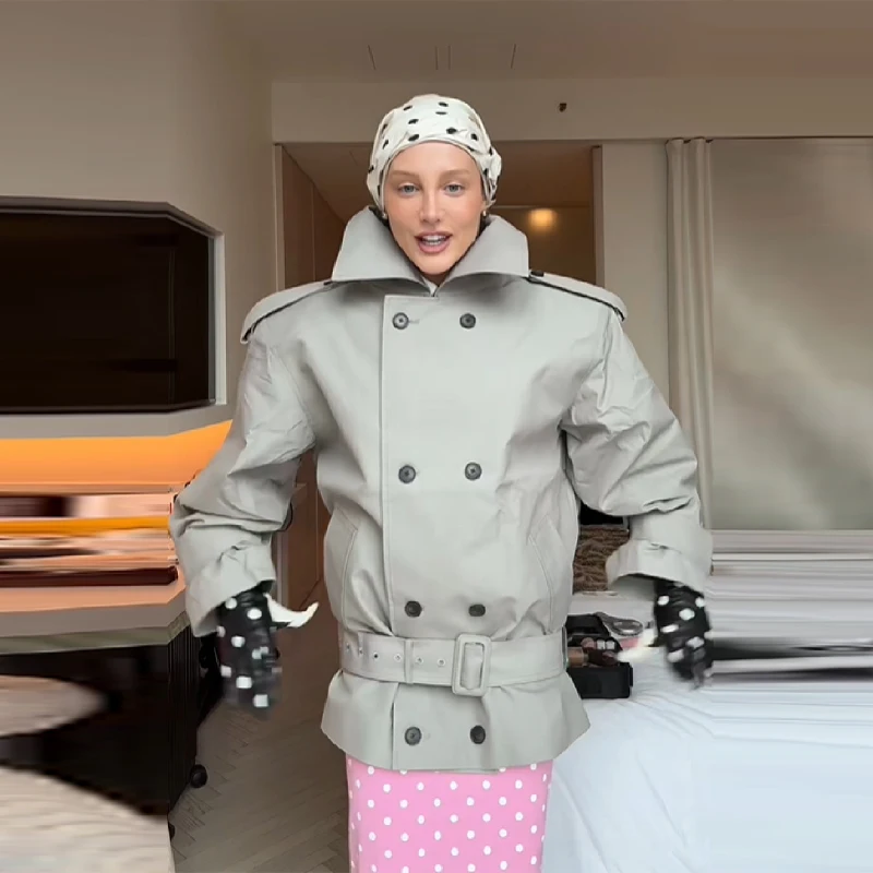 세련된 캐주얼 시크 재킷 라펠 버튼 스트랩 벨트 스타일리시 다용도 맞춤형 시대를 초월한 여성 2025 가을 트렌치 코트