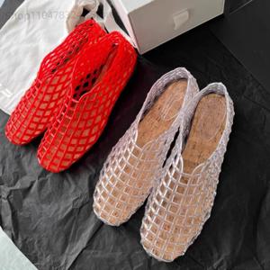 2025 중공 PVC 통기성 여름 겉옷 Baotou 가방과 캐주얼 젤리 샌들과 여성의 새로운 플랫 샌들