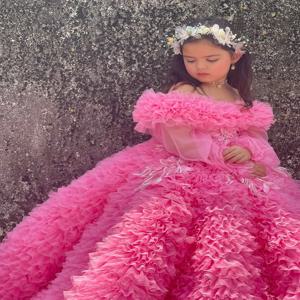 결혼식을위한 핑크 꽃의 소녀 드레스 크리스탈 프릴 어깨에서 첫 성찬식 어린이 생일 파티 가운 파티 드레스