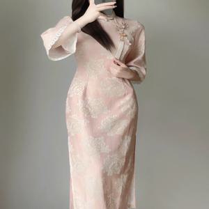 우아한 복고풍 스타일의 긴 치파오 젊은 소녀 드레스 부드럽고 은은한 중국 패션 복고풍 스타일 라운드 칼라 반팔 꽃무늬