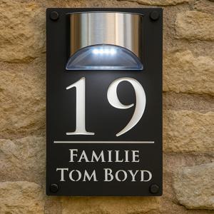 현대적인 맞춤형 맞춤형 태양광 야외 조명 주택 번호 표시 레이저 컷 아크릴 주소 이름 명판 3D LED 마당 선물 플레이트