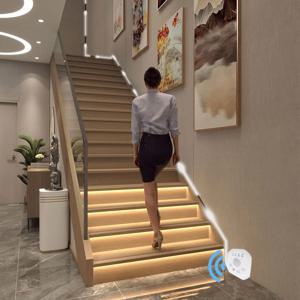 흐르는 빛 스트립 LED 모션 센서 빛 실내 침대 조명 아래 캐비닛 조명 아래 따뜻한 흰색 LED 옷장 조명