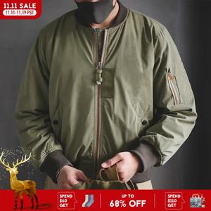 Maden 레트로 MA1 봄버 재킷, 두꺼운 소재와 베이스볼 스타일의 디테일이 돋보입니다. 내부 포켓이 있어 실용적입니다. 겨울철 착용하기 좋은 이 면 패딩 재킷은 스타일과 편안함을 동시에 제공합니다. 따뜻하면서도 레트로한 디자인을 선호하는 분들에게 이상적인 선택입니다