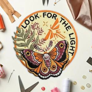 1PC 가벼운 나방 수 놓은 패치를 찾으십시오 자연 동물 영감 배지 선물 철 의류 모자 자켓 트럭 모자에 대한 패치