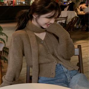 시크한 가을 겨울 빈티지 브이넥 싱글 버튼 다용도 슬림핏 긴팔 부드럽고 아늑한 니트 자켓 스카프 포함 한국 스타일