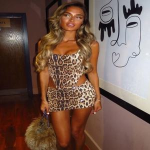 이상한 Puss 섹시한 야생 2 조각 세트 여성 2024 여름 트렌드 레오파드 프린트 백리스 자르기 탑 + 스키니 미니 스커트 스트리트 매칭 슈트