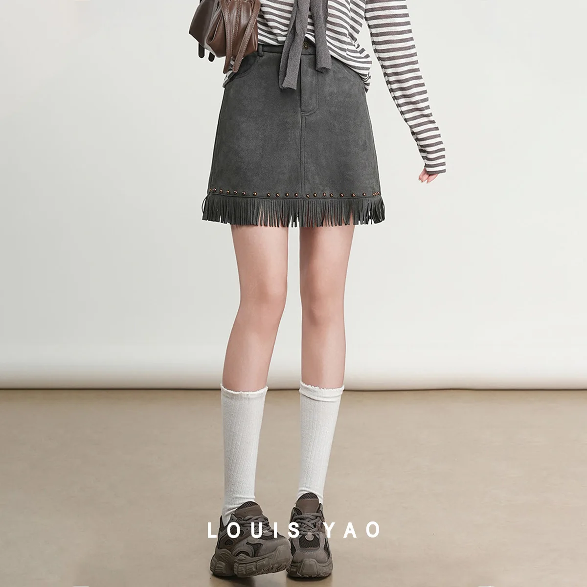 루이 야오 태슬 리벳 A라인 하프 스커트 2025 가을 숏 스커트 패셔너블하고 부드러운 캐주얼 여성 하프 스커트
