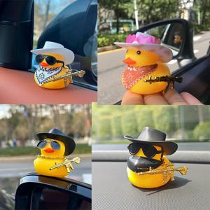총과 카우보이 오리 자동차 대시 보드 장식 멋진 액세서리와 고무 오리 자동차 장식품 미니 수영 반지 태양 모자 선글라스