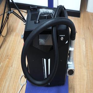 전문가용 배낭형 펄스 레이저 제거 클리너 200W (자동차 도장 제거 및 역사적인 목재 복원용)