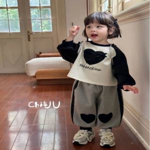 아기 소녀의 긴 소매 하트 프린트 스웨트 셔츠 세트 두 조각 한국 스타일 봄 가을 새로운 도착 코튼 편안한 의류