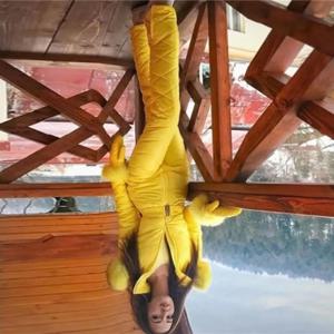 2025 여성 스키 점프수트 따뜻한 스노우수트 겨울 여성용 스노우수트 장갑 후드 포함 방풍 스키복 신축성 있는 허리 지퍼 포함