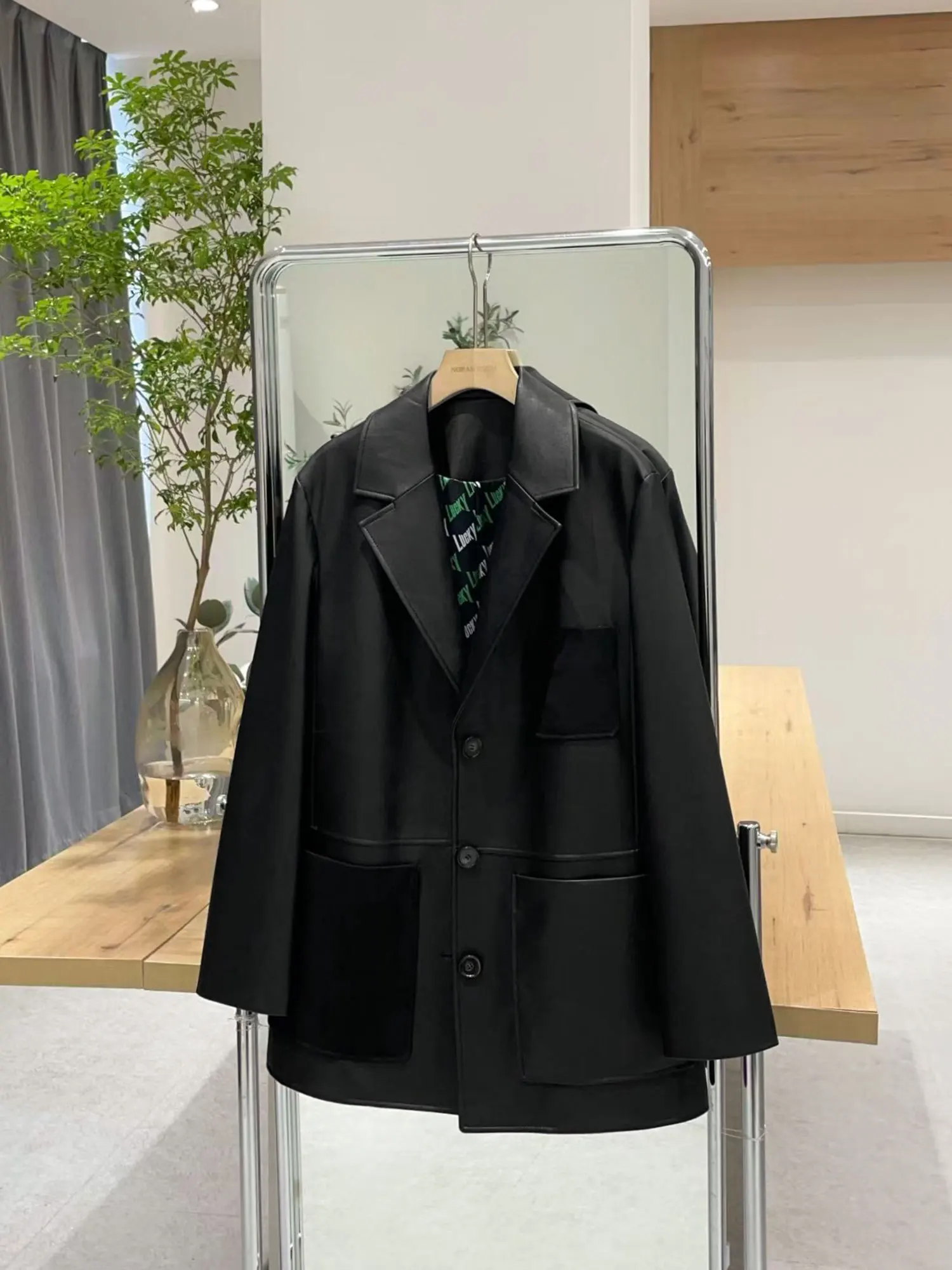 노크 샤오라 정품 2025 겨울 루즈 싱글 버튼 가죽 재킷 아우터웨어 캐주얼 스타일 긴 소매 중간 길이 코트