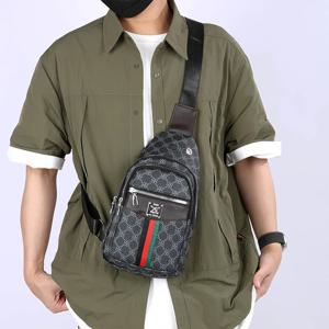 클로버 패턴 금속 엠블럼 퀼트 헤드폰 구멍 PU 조절 가능한 스트랩이 있는 스포츠 유틸리티 체스트 백 데일리 웨이스트 백