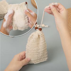 천연 코튼 린넨 비누 보호 가방, 부드러운 클렌징을 위한 풍부한 거품 나무 구슬 졸라매는 끈 엑스폴리에이팅 비누 주머니 2개