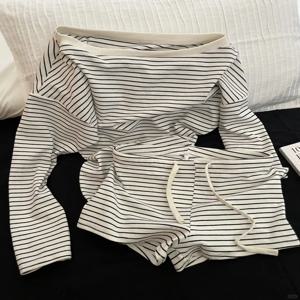 2025년 신상 여성용 블랙&화이트 스트라이프 오프숄더 반바지 긴팔 파자마 홈웨어 세트
