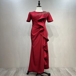 엄마는 오버사이즈 고급스럽고 우아한 네일 슬림핏 웨딩드레스와 디너드레스를 입습니다.