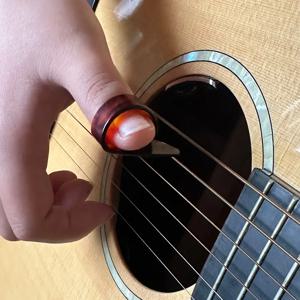 4Pcs 셀룰로이드 기타 엄지 선택 손가락 선택 교체 악기 우쿨렐레 일렉트릭 기타 용 액세서리 연주