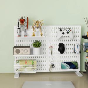 데스크탑 스토리지 페그보드. 직립으로 배치하거나 클립으로 고정할 수 있습니다. 이 페그보드는 홈 오피스의 보관 선반에 적합합니다.