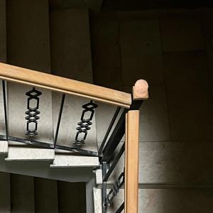 유럽식 조각 목재 계단 장식용 솔리드 하드우드 발루스터 엔드 캡, 미완성 파인애플 모양