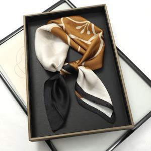 럭셔리 여성 실크 스퀘어 스카프 목도리 패션 Xiaoxiangfeng 인쇄 디자인 새틴 Hijab 랩 Neckerchief 여성 헤어 밴드 70*70CM