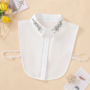 수제 파란색 장식이 있는 흰색 쉬폰 가짜 칼라, 세련되고 우아한 하프 셔츠 스타일 분리형 칼라