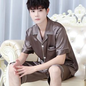 여름 남성의 새로운 얼음 실크 잠옷 Homewear 정장 남성의 얇은 반팔 반바지 느슨한 대형 청소년 패션 레저 정장