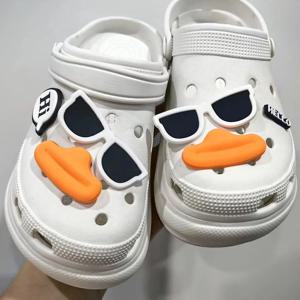 6Pcs 세트 재미 있은 얼굴 PVC 소시지 입 매력 나막신 여름 샌들 버클 DIY 선물 신발 액세서리 만화 귀여운