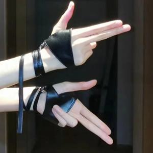 고딕 펑크 스타일 하프 핑거 블랙 스트랩 가죽 장갑 섹시한 여성 핑거리스 무대 Perfermence 코스프레 힙합 액세서리