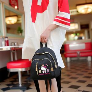 헬로 키티 소형 나일론 백팩 – 여행 및 일상 사용을 위한 조절 가능한 스트랩이 있는 여성용 멀티 포켓 캐주얼 숄더백