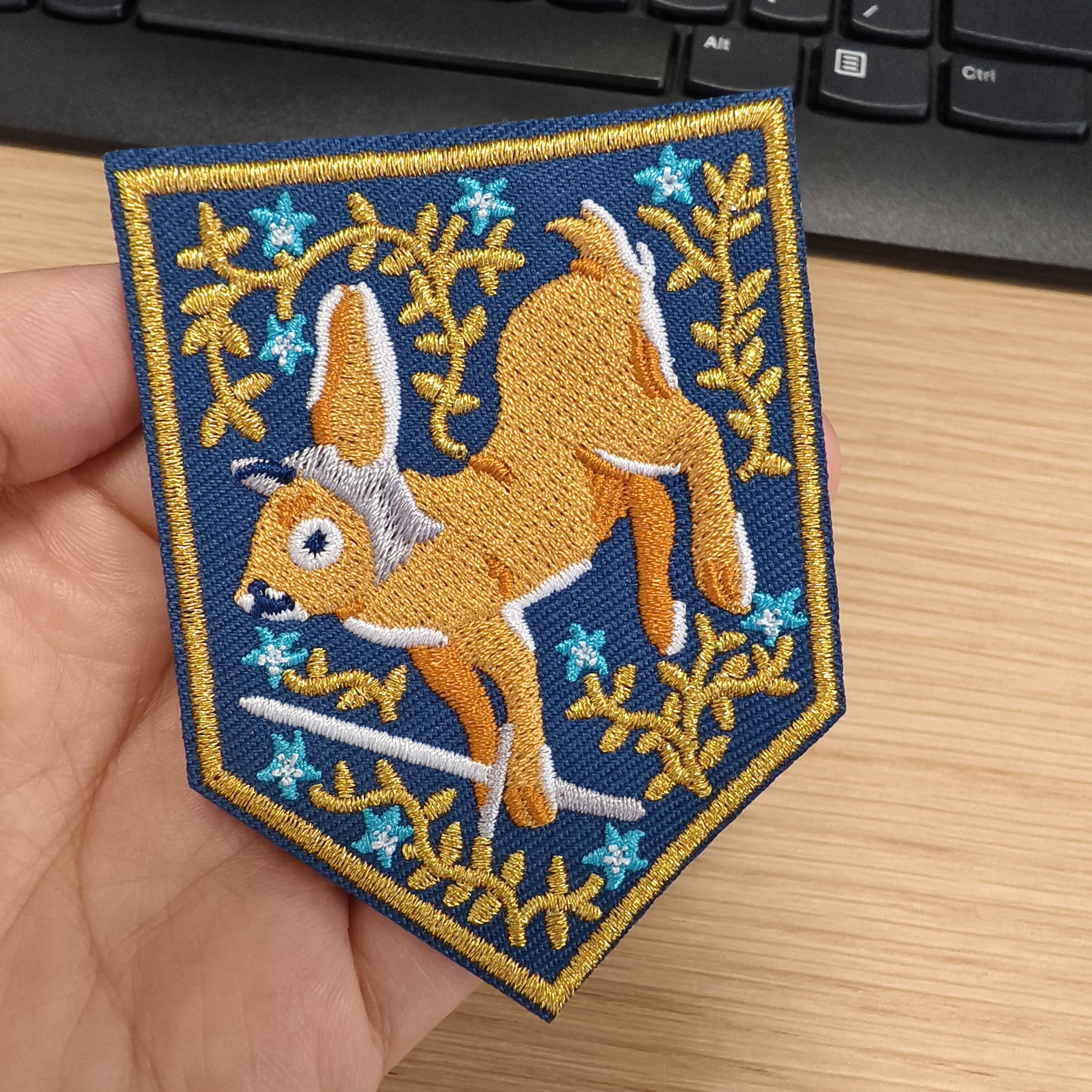 1PC 중세 토끼 수 놓은 패치 기사 용기 사기 영감 만화 배지 의류 자켓 트럭 운전사 모자 DIY 선물