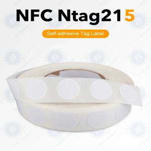 Ntag215 자체 접착 NFC Lable 태그 스티커 13.56MHz ISO14443A 흰색 범용 215 RFID 전화 사용 가능한 접착 라벨