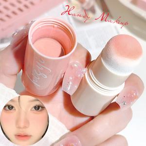 생기 있고 화사하며 자연스러운 베어 메이크업 룩을 위한 클라우드 소프트 매트 블러쉬 스틱으로 완벽한 피부 톤을 강화합니다.